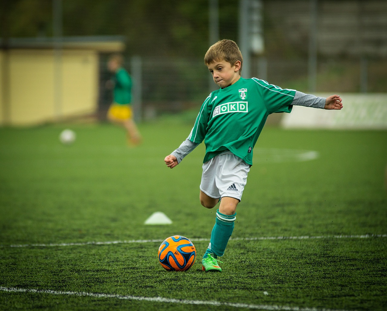 Trenowanie piłki nożnej – ubranie sportowe. Akcesoria piłkarskie do treningu