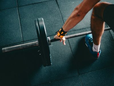 man holding black barbell